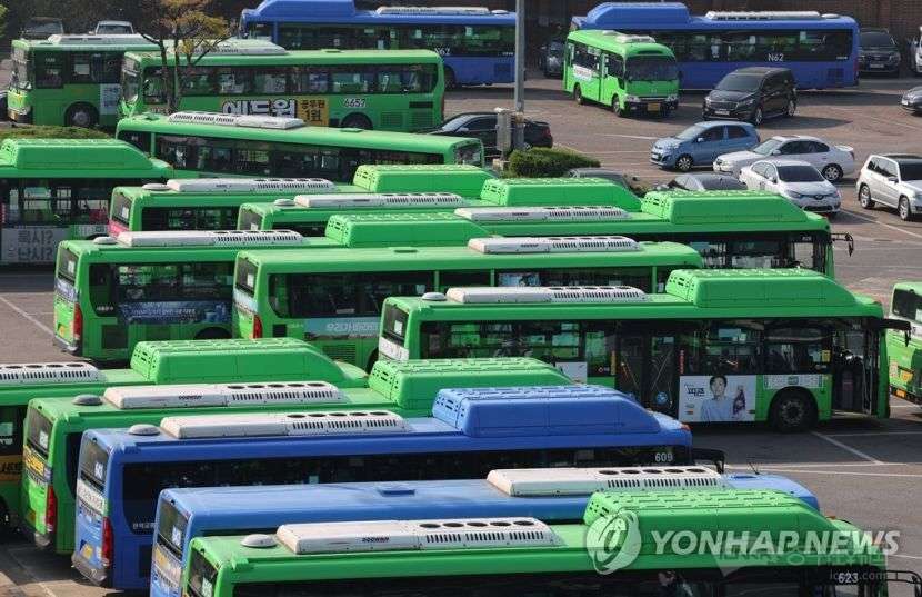 韩国首尔市内公交车工会预告26日举行总罢工表决投票通过