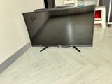 出电视，抽屉橱柜，床边桌，烟等物品