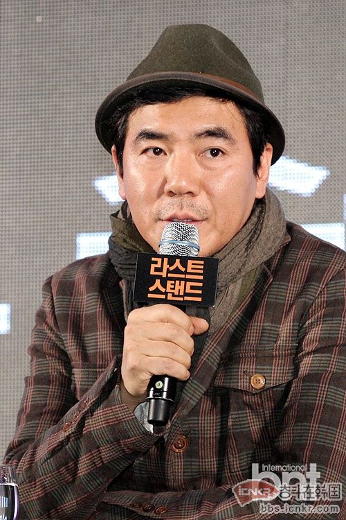 施瓦辛格来韩国与金知云出席背水一战记者发布会