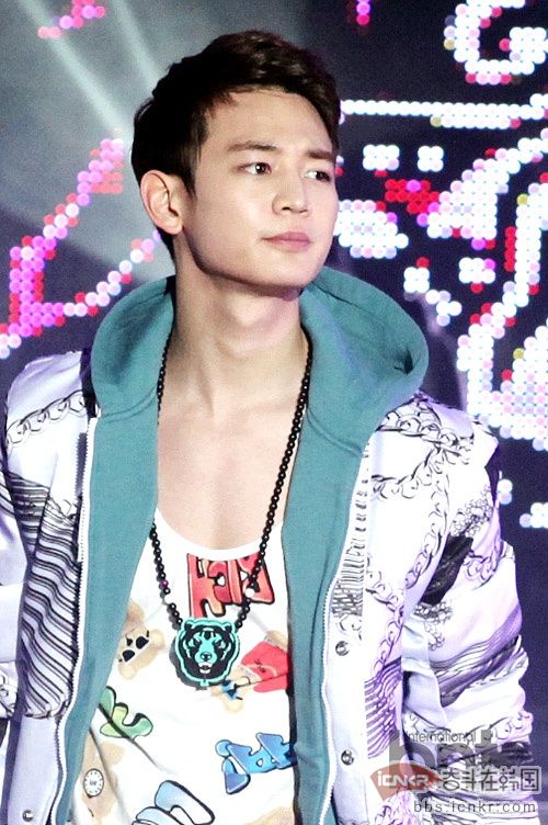 bnt新闻讯 2月20日,韩国男团shinee(泰民,珉豪,key,钟铉,温流)携第三