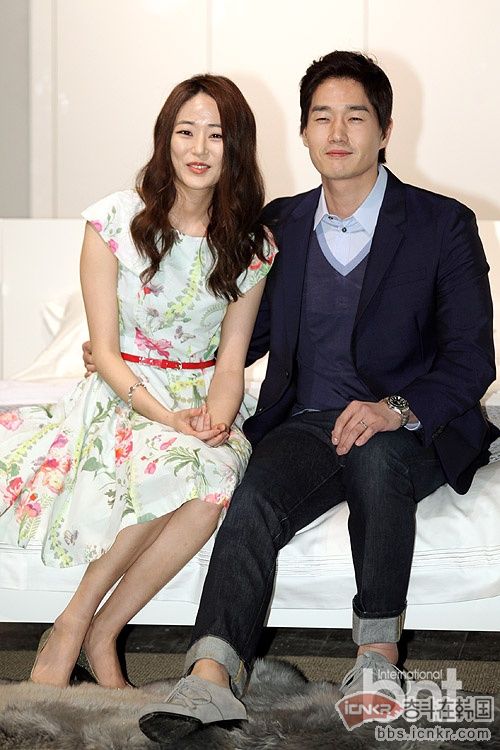 bnt新闻讯 韩国演员金孝珍和刘智泰夫妇甜蜜出席了22日上午,在首尔松