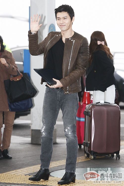 韩国男星玄彬棕色皮装现身机场赴台举行粉丝见面会