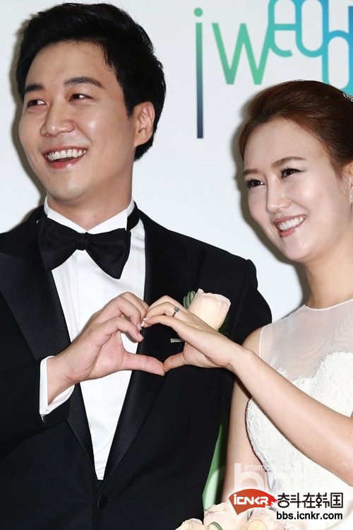 韩星张润贞道京烷举行婚礼满怀笑容显幸福