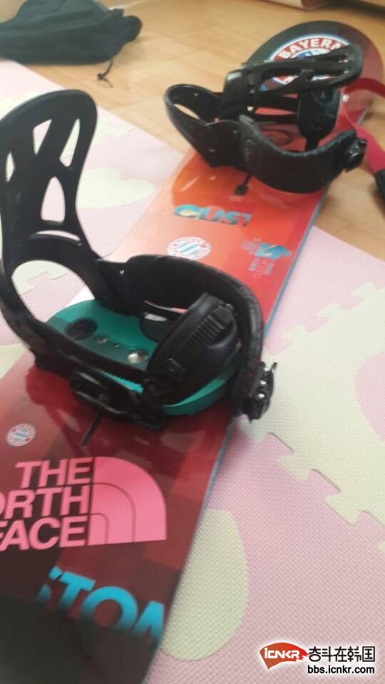 burton flying v系列滑雪单板加固定器 还有板包衣服等.