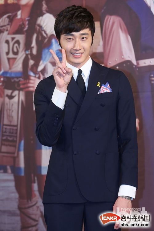 丁一宇允浩帅气出席《夜巡人日志》制作发表会