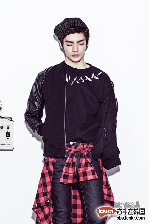 韩国演员金俊拍写真 变身轮滑少年展青春活力