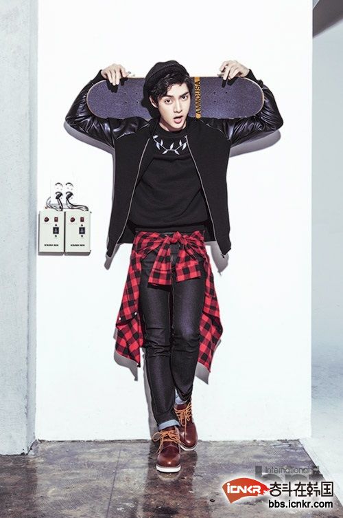 韩国演员金俊拍写真 变身轮滑少年展青春活力