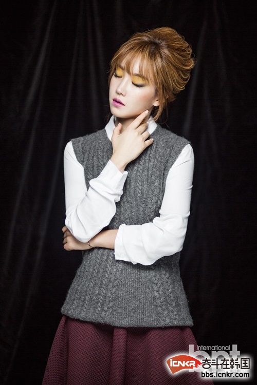 韩国演员李宥利拍写真 展古典优雅魅力