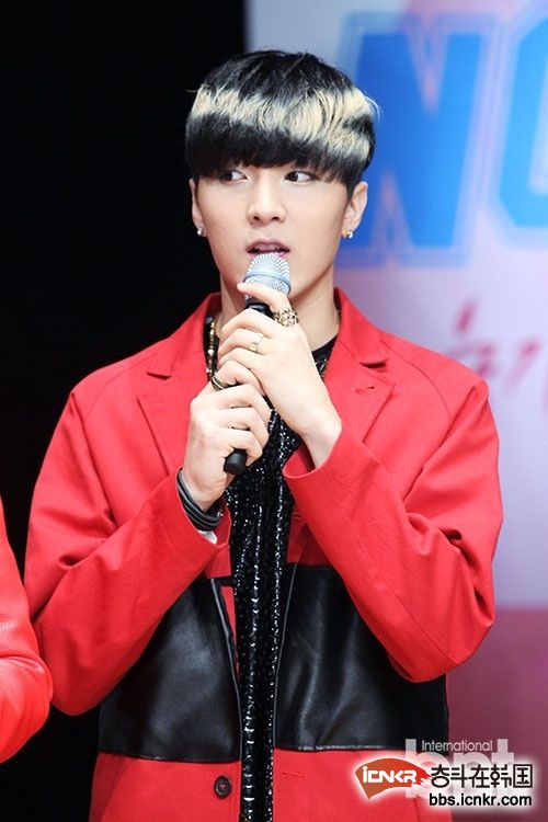 韩男团nom举行新歌showcase小psy黄珉宇助阵