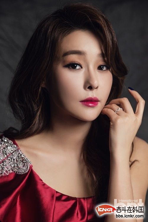 演员玄英拍写真 华服高贵展纤细腰身-韩国新闻-要闻-奋斗在韩国 韩国