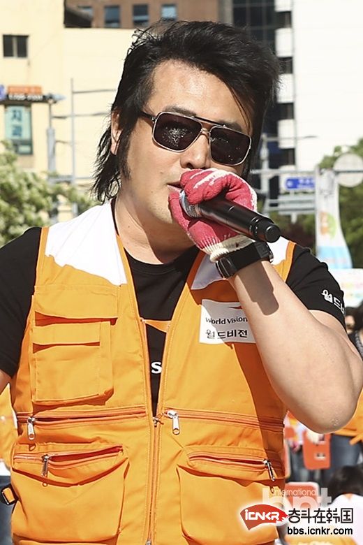 金宝城出席慈善活动 不惧日晒与众同乐-韩国新闻-新闻-奋斗在韩国