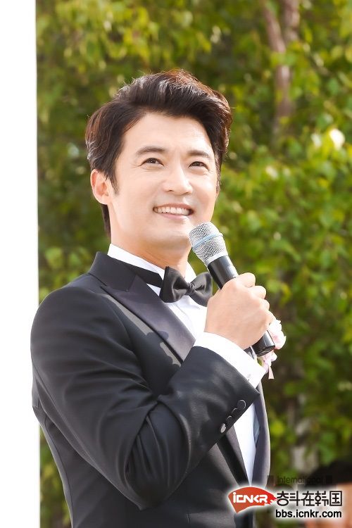 安在旭六一大婚 新郎官喜气洋洋迎记者