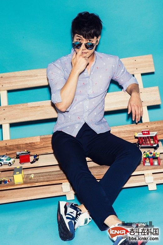 韩国演员赵显宰拍写真释放成熟男性非凡魅力