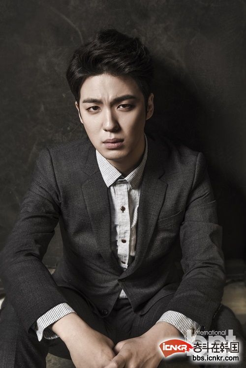 韩国演员安载民拍写真 西装男凝眉眼神忧郁
