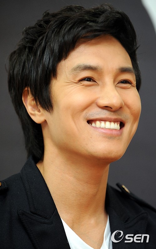 韩国明星金烔完1121生日快乐