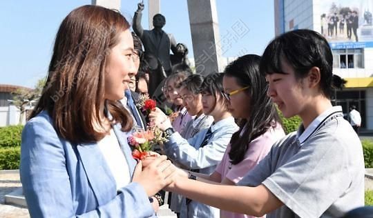 【留学思密达】韩国教师节不送礼 单纯祝福才是硬道理