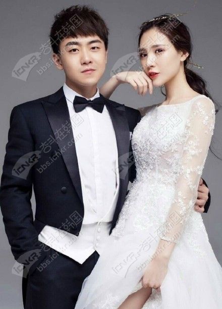 去年5月21日刘心步入了婚姻殿堂,新娘裴笑妍貌美,网友评价说两个人看