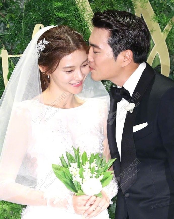 而近日,金泰希所属社也公布了金泰希已经怀孕15周的消息,目前正专心于