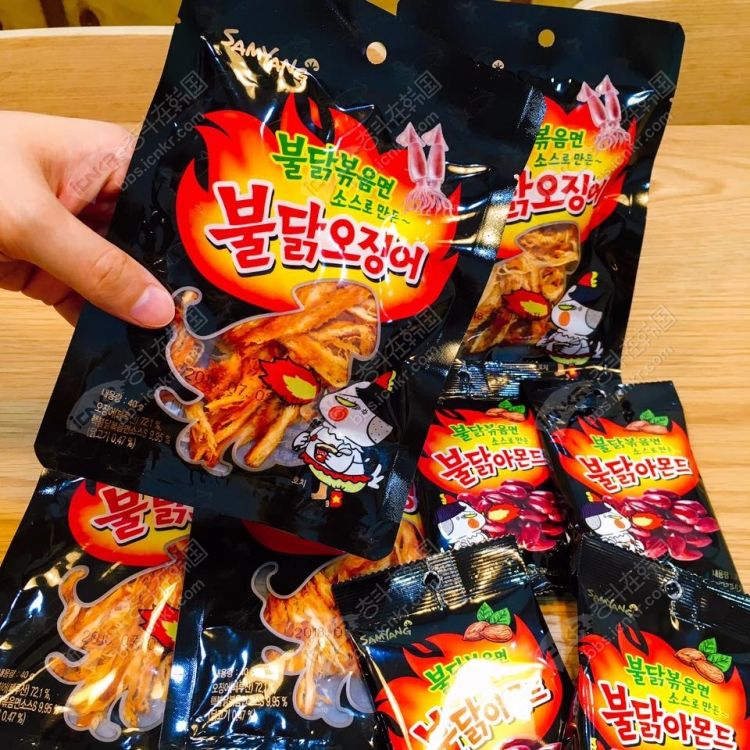 韩国便利店-辣火鸡拌面新品辣火鸡鱿鱼丝~