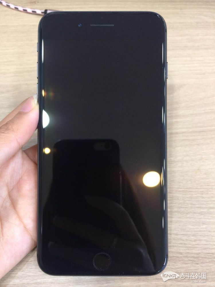 出一台苹果8p256g黑色80万