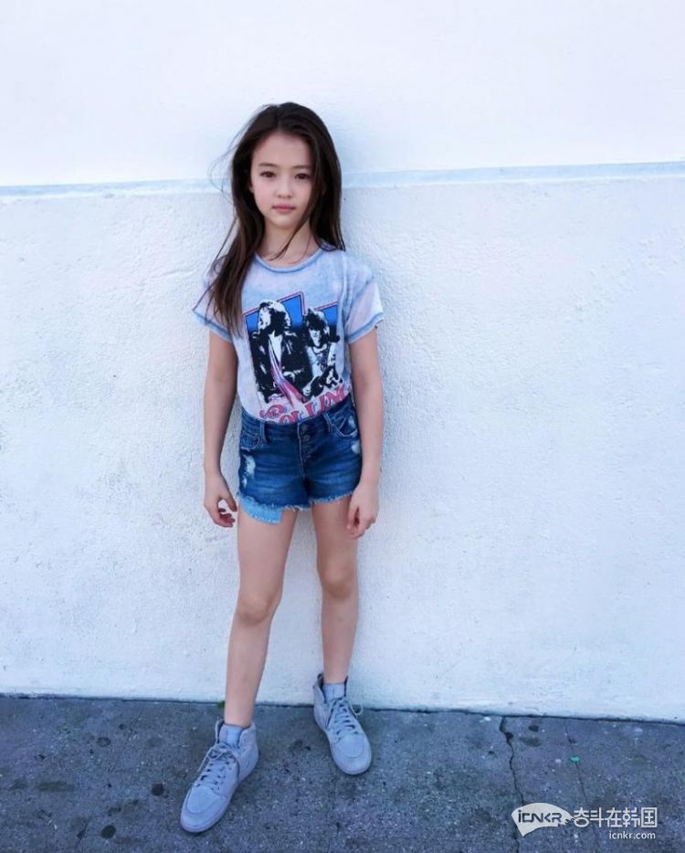 知名童模ella gross确定与yg旗下the black label签约