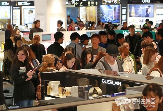 韩免税店2月销售额创历史新高 外国人消费首破1.4万亿韩元