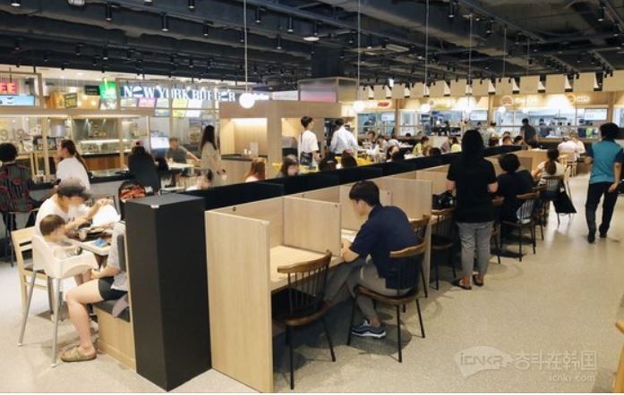 韩大型超市为吸引喜爱网购的年轻顾客纷纷变身