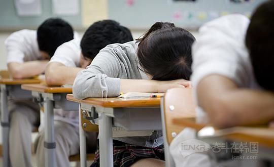 调查：三成韩国青少年有过自*杀想法
