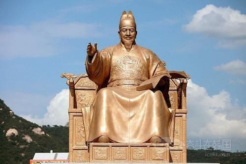 韩一男子向世宗大王铜像掷燃烧瓶被捕