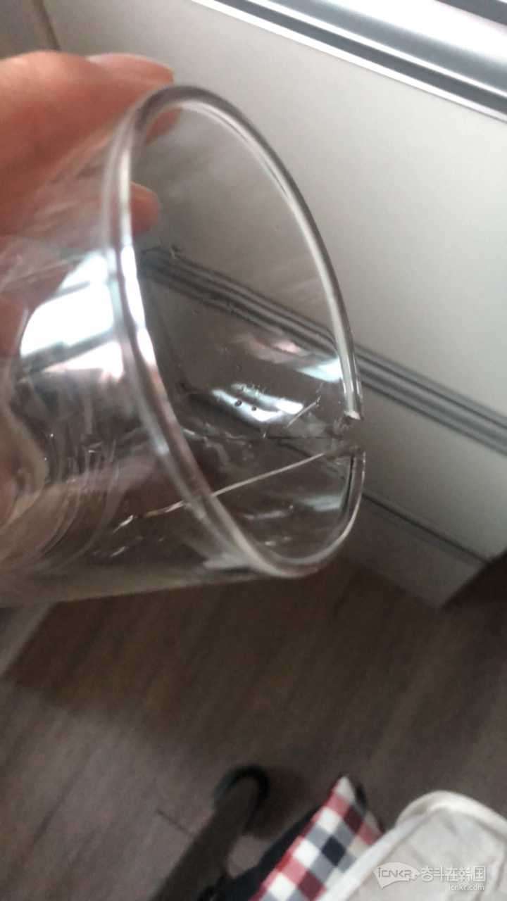 玻璃杯子渣子图片