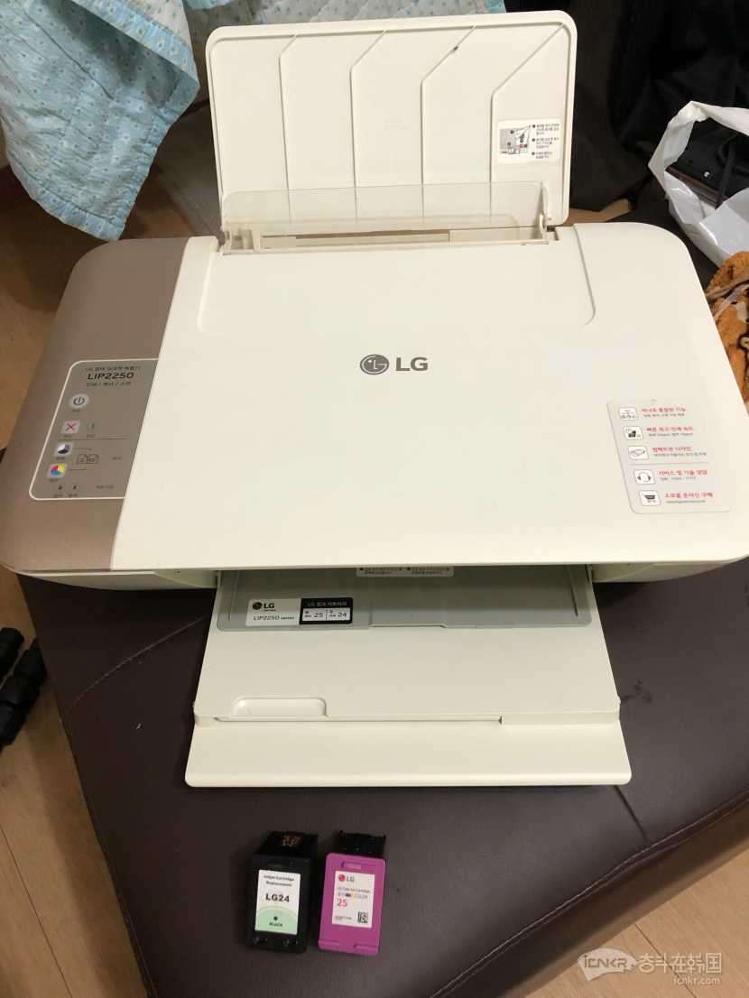 出一个打印机复印机,没有墨了,墨盒已经取出.