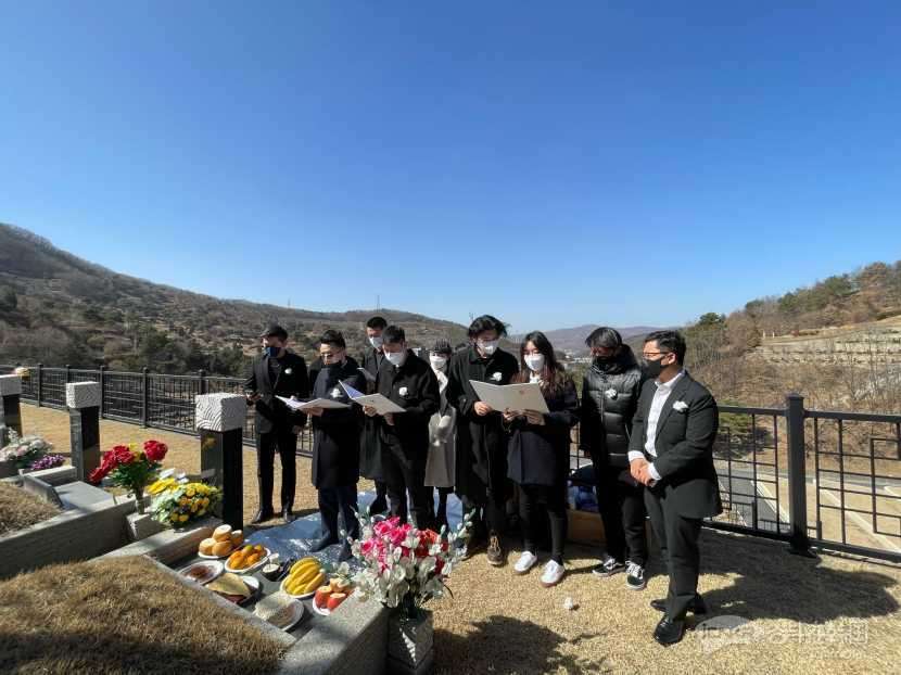 时事中国青年祭奠感动韩国的中国人韩晟昊先生