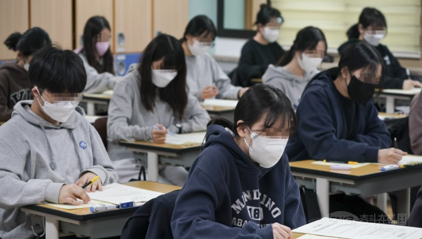 韩国全国高中学历评价考试因访问量暴增系统瘫痪，确诊学生居家考试出现差池 ...