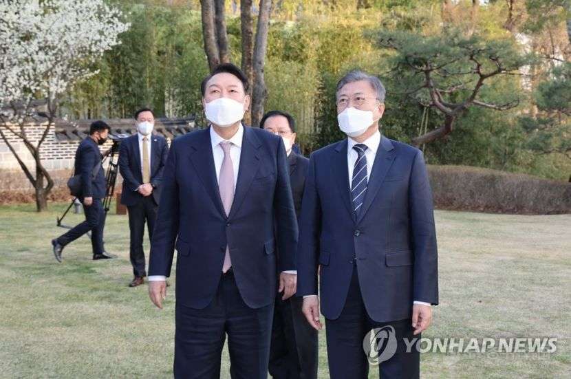 韩国文在寅总统和尹当选人在青瓦台常春斋开始晚宴