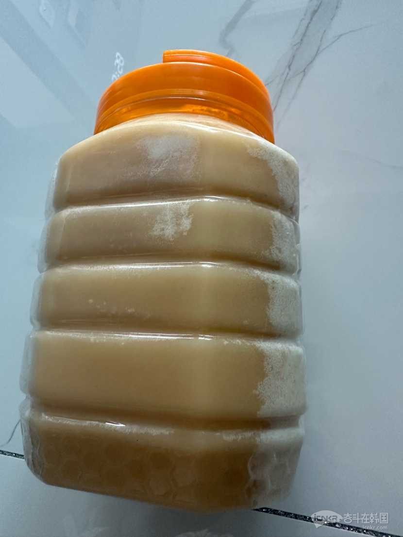 纯蜂蜜结晶是什么样的(纯蜂蜜结晶是什么颜色)