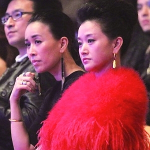 宋祖英奢华红裙抢眼 与那英同坐无交流
