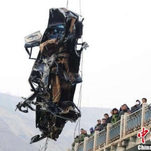 甘肃永靖滑坡落水人员下落不明 滑坡体或再滑坡