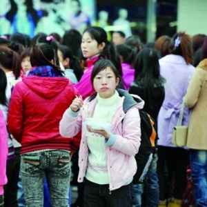 富士康深圳招聘爆棚 当地出动警力维持秩序(图)