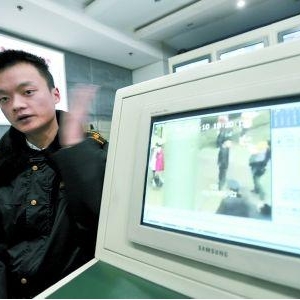 重庆城管被摊主提凳追打 满口是血也没还手(图)