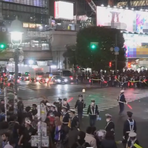 日本上万球迷聚集涩谷大街庆祝胜利 大批防暴警察维安