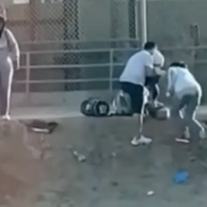 非法移民翻越美墨边境墙后横穿高速路 警方发出警告