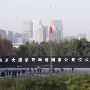 海外网评：南京大屠杀85周年，日本开历史倒车绝无出路